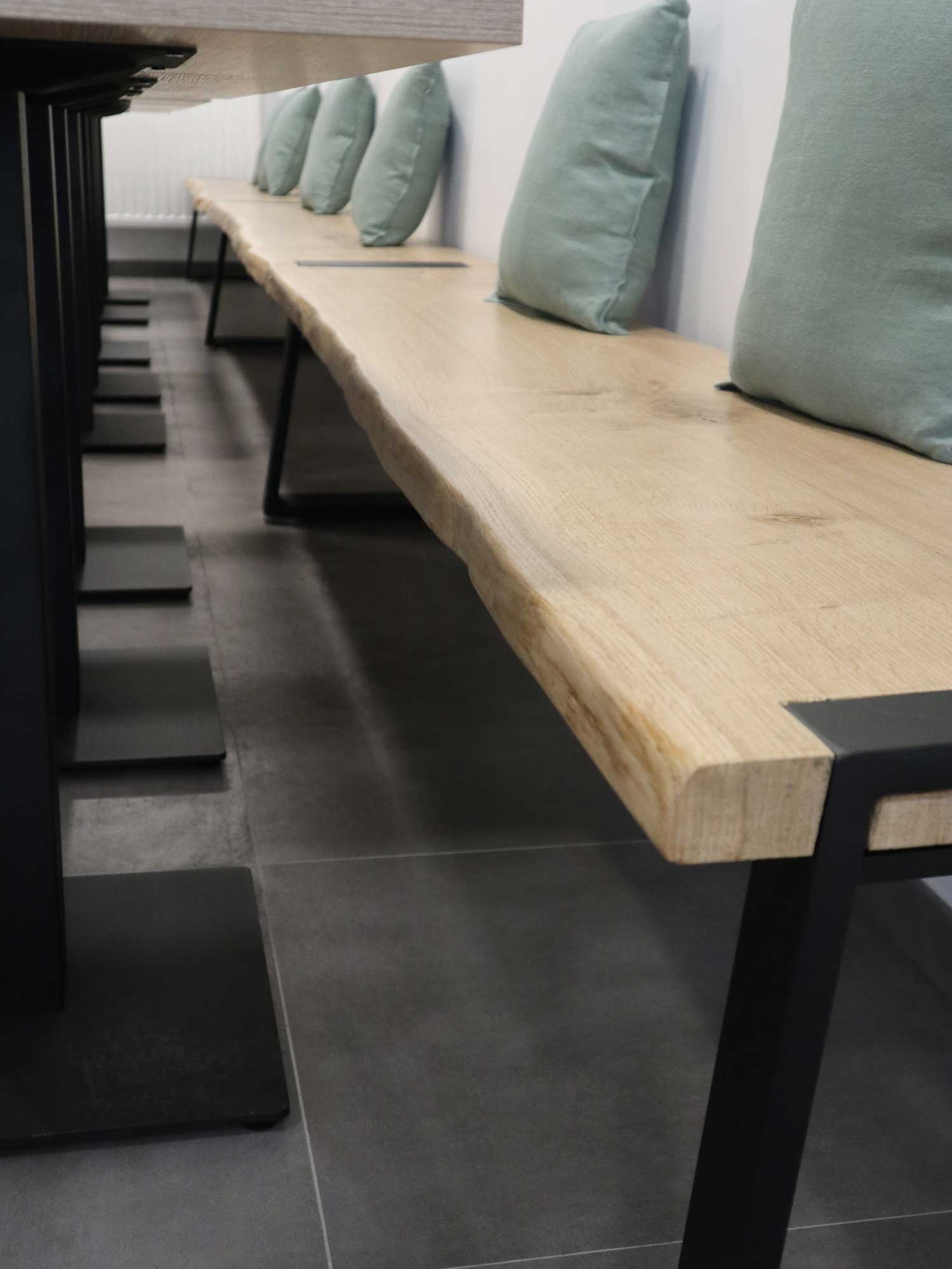 Houten zitbank staal Frituur Komilfoo | Woodz Design | Zander Steels