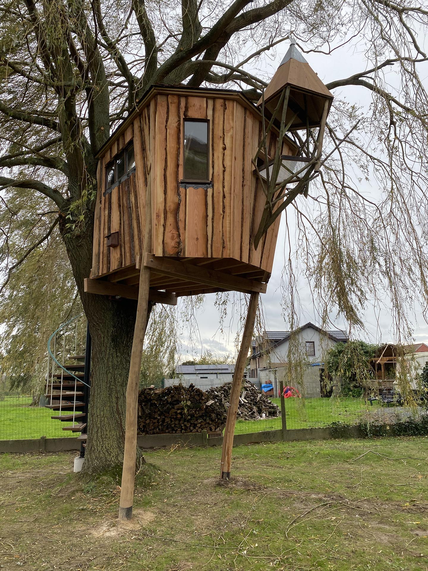 Boomhut in een treurwilg | Woodz Design | Zander Steels