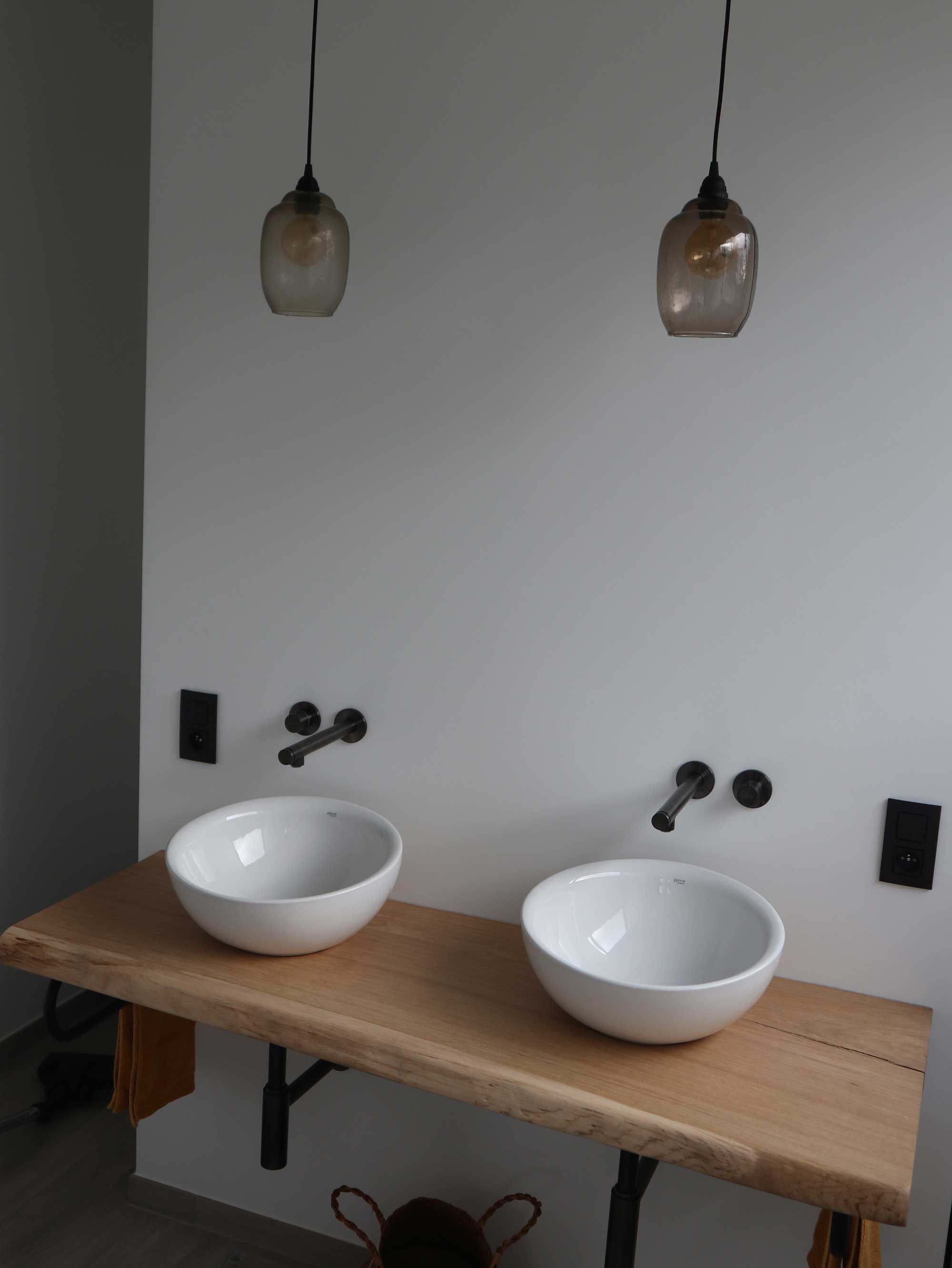 Een bijgebouw in hout staal constructie, volledig door ons gebouwd (van A tot Z) van de funderingen tot het tegelen, plaatsen van de inbouwkasten, douche, toilet, lavabo’s… de gevels zijn bekleed met alucobond en hotwood essen. | Woodz Design | Zander Steels