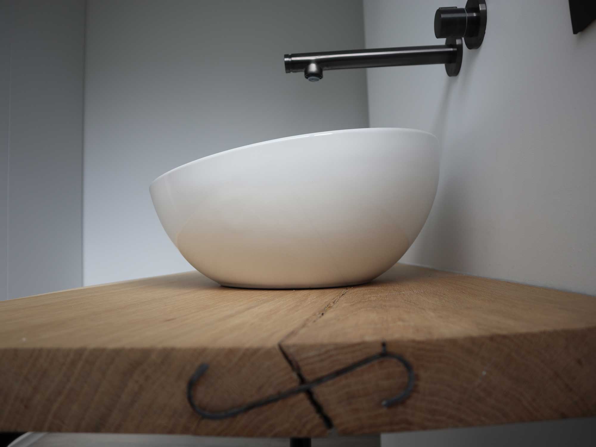 Een bijgebouw in hout staal constructie, volledig door ons gebouwd (van A tot Z) van de funderingen tot het tegelen, plaatsen van de inbouwkasten, douche, toilet, lavabo’s… de gevels zijn bekleed met alucobond en hotwood essen. | Woodz Design | Zander Steels