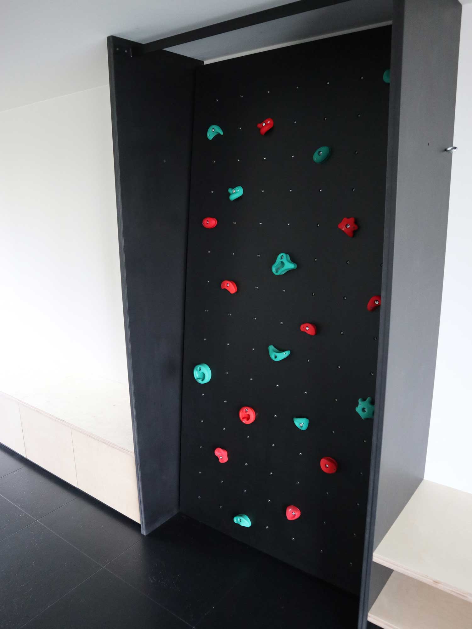 Opbergkasten en legvlakken in berken multiplex. Dit in combinatie met een mini klimmuur verstelbaar in 3 standen | Woodz Design | Zander Steels